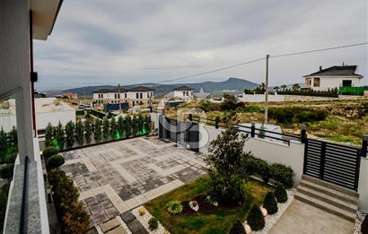 FOÇA YENİBAĞARASI'DA 5+1 TRİPLEX LOFT DENİZ MANZARALI SATILIK LÜKS VİLLA