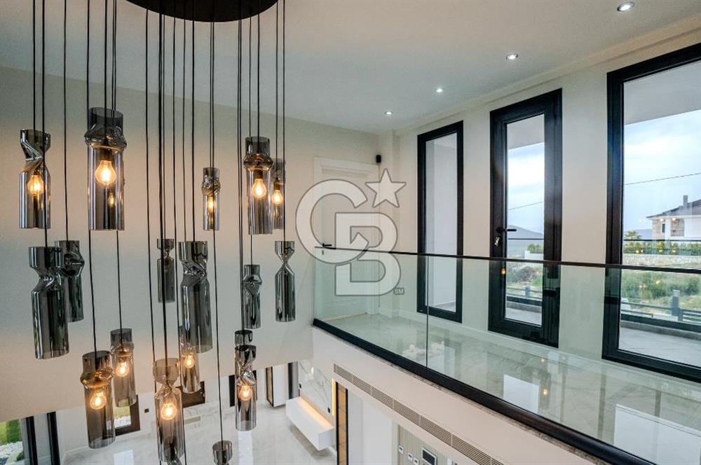 FOÇA YENİBAĞARASI'DA 5+1 TRİPLEX LOFT DENİZ MANZARALI SATILIK LÜKS VİLLA