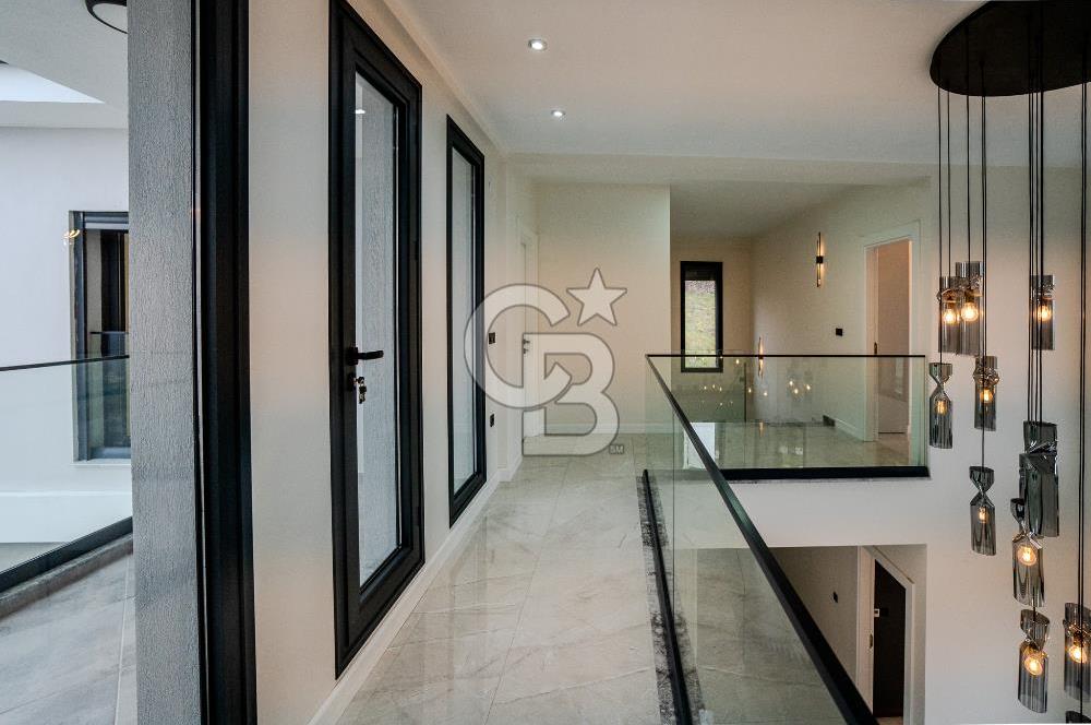 FOÇA YENİBAĞARASI'DA 5+1 TRİPLEX LOFT DENİZ MANZARALI SATILIK LÜKS VİLLA