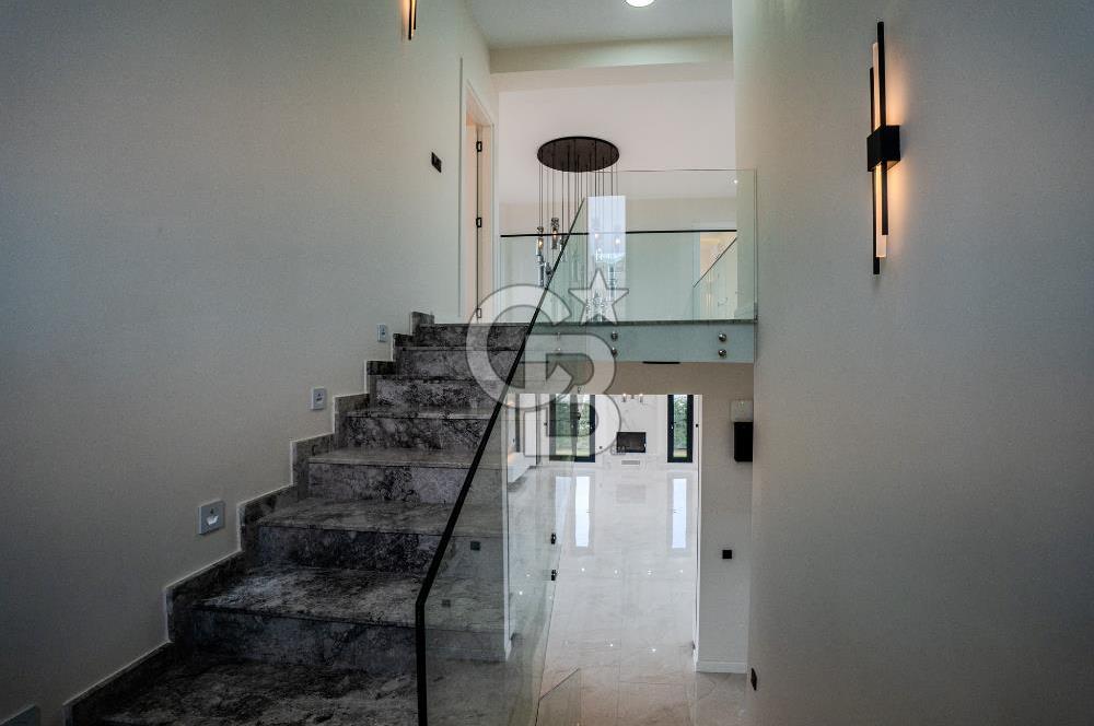 FOÇA YENİBAĞARASI'DA 5+1 TRİPLEX LOFT DENİZ MANZARALI SATILIK LÜKS VİLLA