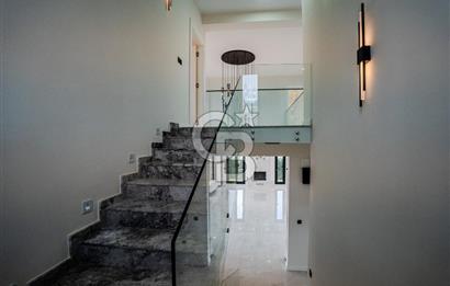 FOÇA YENİBAĞARASI'DA 5+1 TRİPLEX LOFT DENİZ MANZARALI SATILIK LÜKS VİLLA