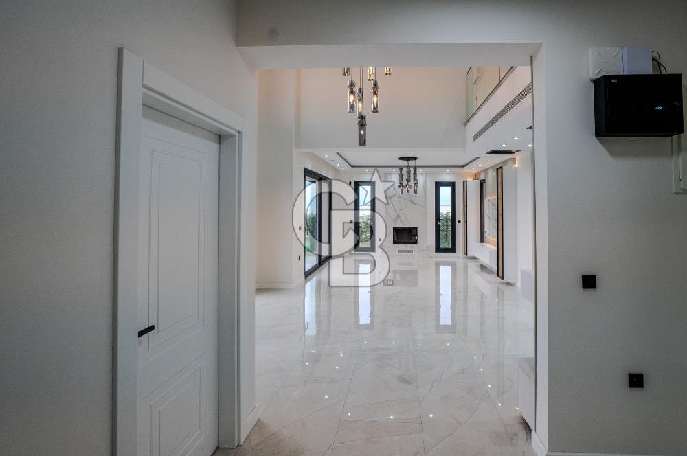 FOÇA YENİBAĞARASI'DA 5+1 TRİPLEX LOFT DENİZ MANZARALI SATILIK LÜKS VİLLA