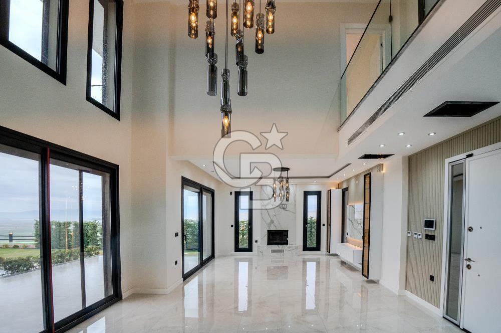 FOÇA YENİBAĞARASI'DA 5+1 TRİPLEX LOFT DENİZ MANZARALI SATILIK LÜKS VİLLA