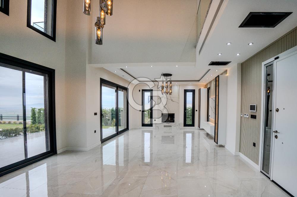 FOÇA YENİBAĞARASI'DA 5+1 TRİPLEX LOFT DENİZ MANZARALI SATILIK LÜKS VİLLA