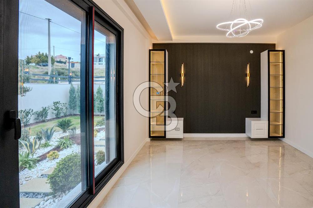 FOÇA YENİBAĞARASI'DA 5+1 TRİPLEX LOFT DENİZ MANZARALI SATILIK LÜKS VİLLA