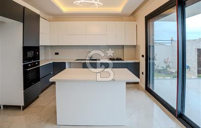 FOÇA YENİBAĞARASI'DA 5+1 TRİPLEX LOFT DENİZ MANZARALI SATILIK LÜKS VİLLA