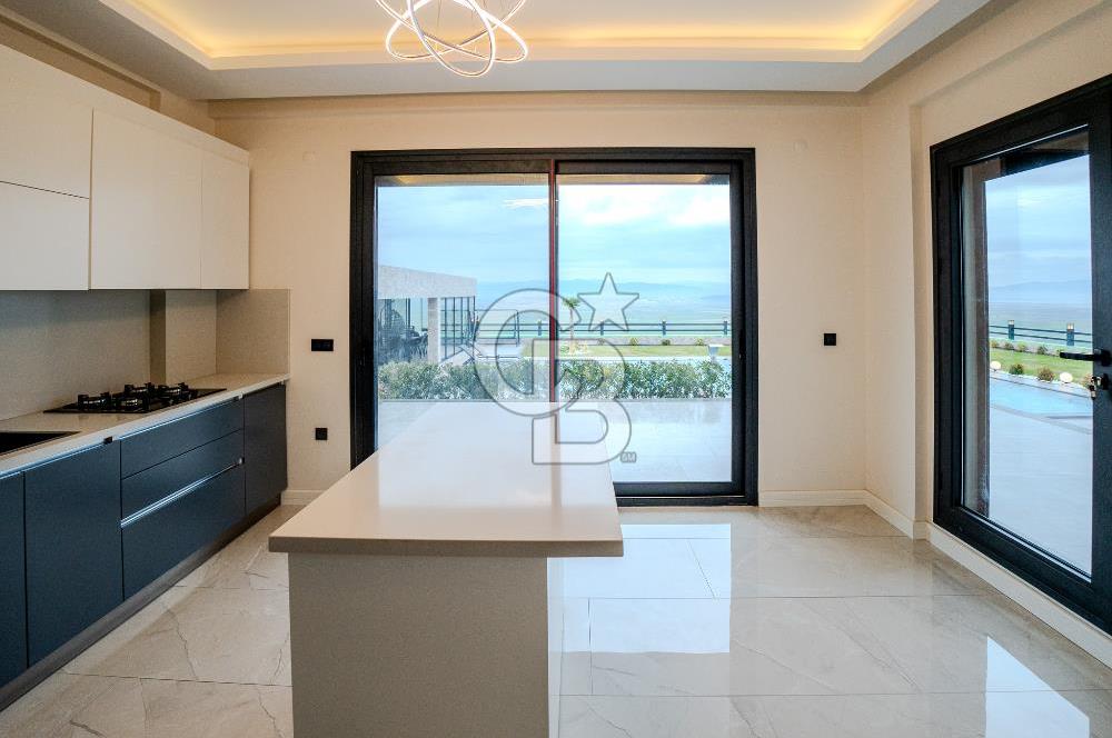 FOÇA YENİBAĞARASI'DA 5+1 TRİPLEX LOFT DENİZ MANZARALI SATILIK LÜKS VİLLA