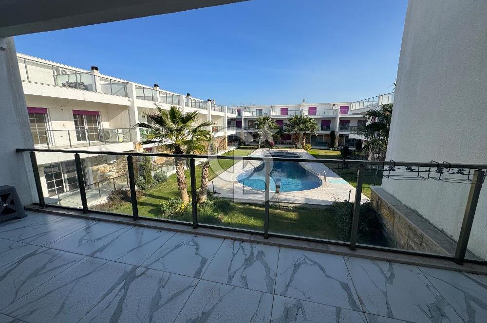 Foça Bağarası’nda Havuzlu Site İçinde 4+1 Tripleks