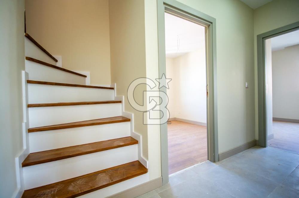 Kalamış 'ta Deniz Manzaralı Katta Tek Dubleks Daire