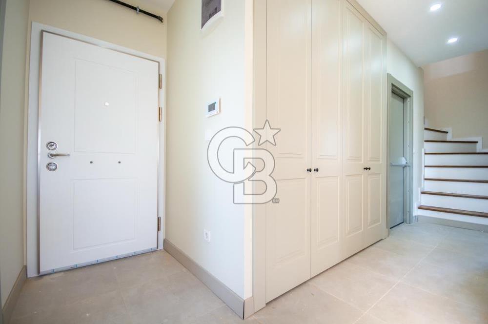 Kalamış 'ta Deniz Manzaralı Katta Tek Dubleks Daire