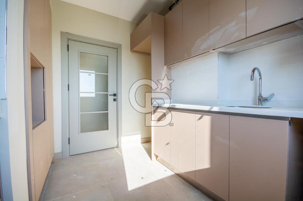 Kalamış 'ta Deniz Manzaralı Katta Tek Dubleks Daire