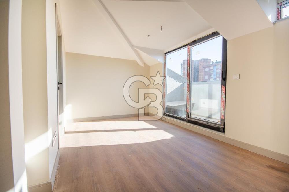 Kalamış 'ta Deniz Manzaralı Katta Tek Dubleks Daire