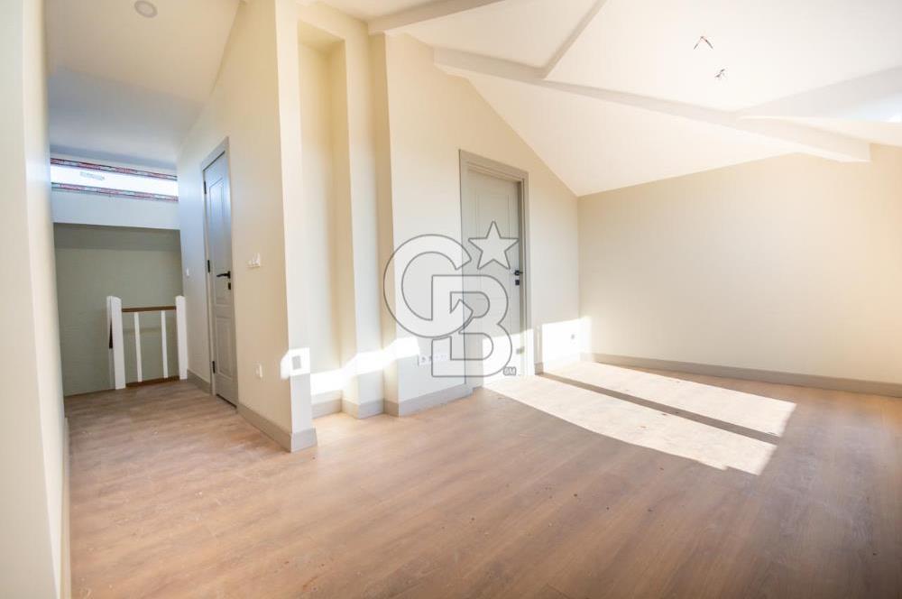 Kalamış 'ta Deniz Manzaralı Katta Tek Dubleks Daire