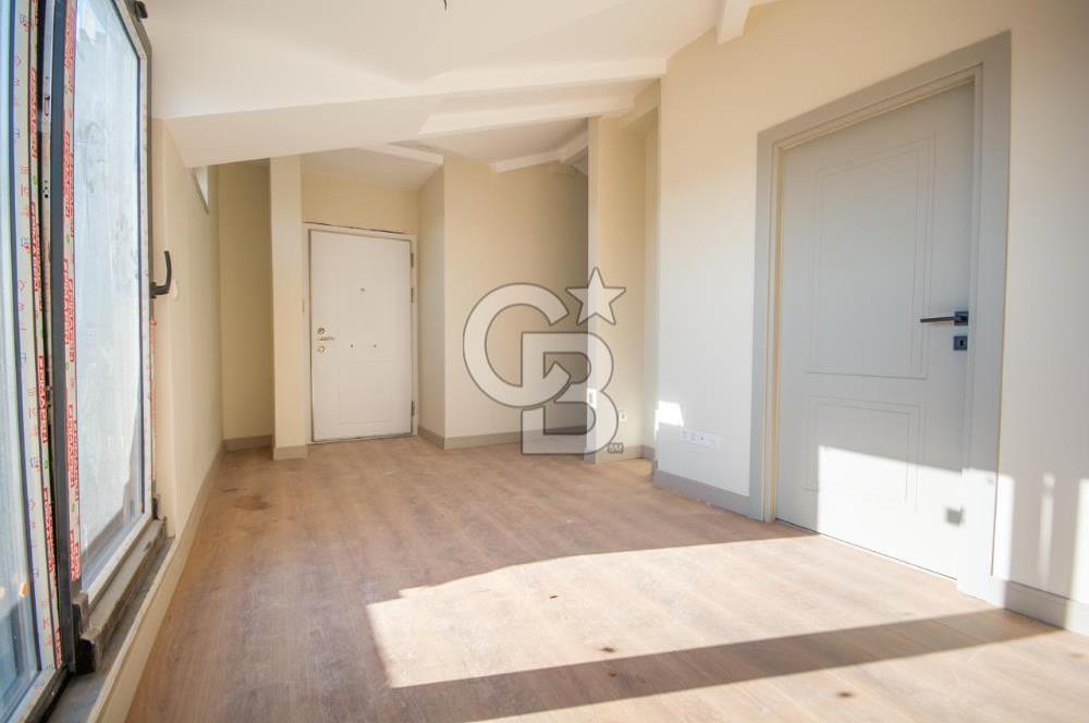 Kalamış 'ta Deniz Manzaralı Katta Tek Dubleks Daire