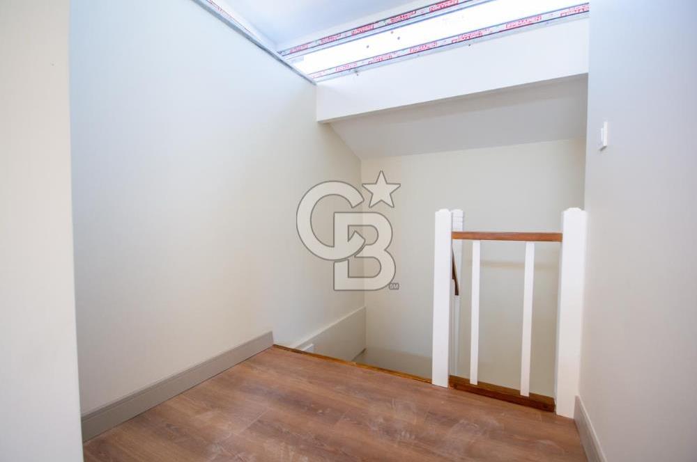 Kalamış 'ta Deniz Manzaralı Katta Tek Dubleks Daire