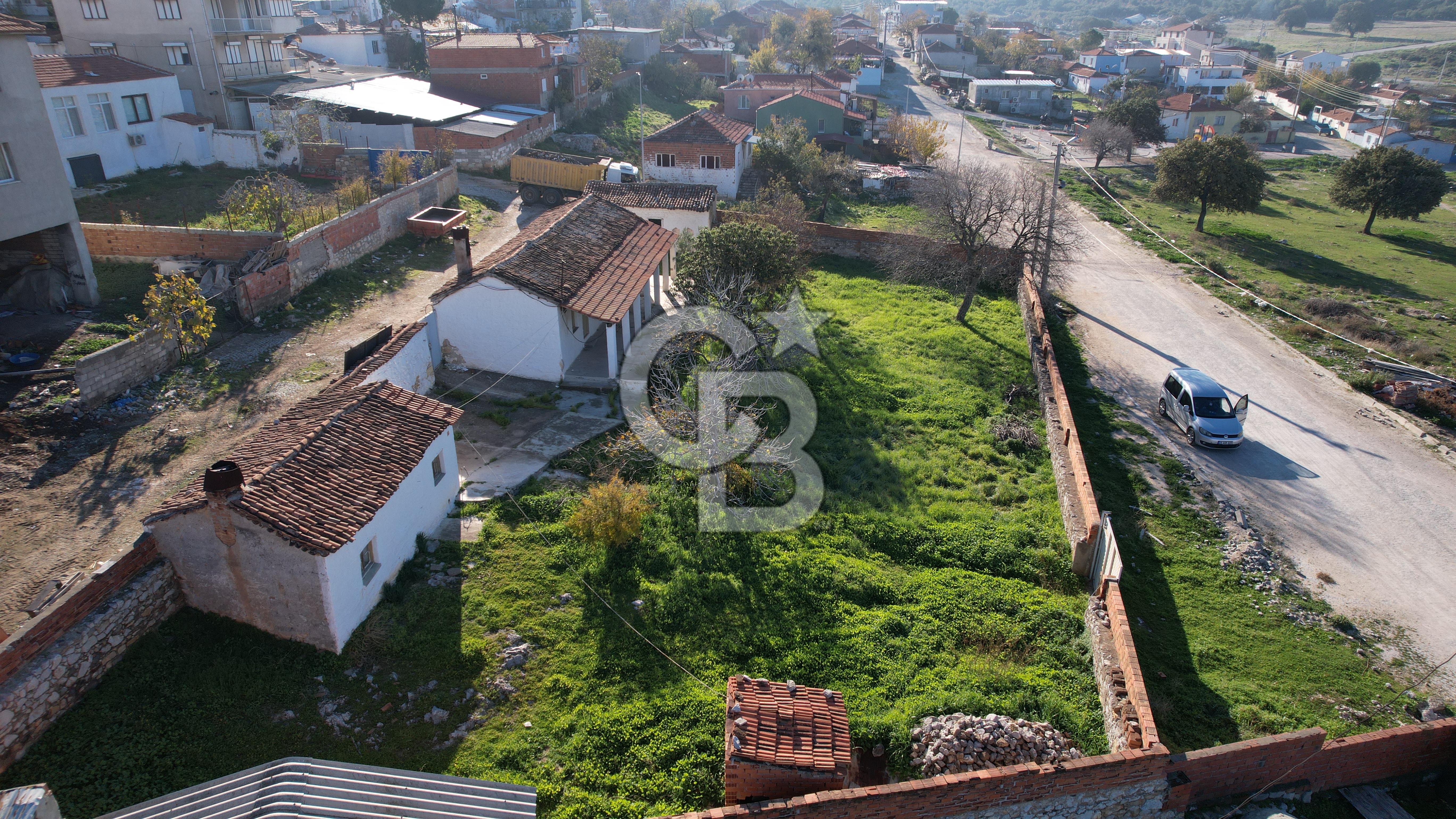 İzmir Bergama Zeytindağ da Satılık 2 Ev 1000 m2 Arsa Köy içinde