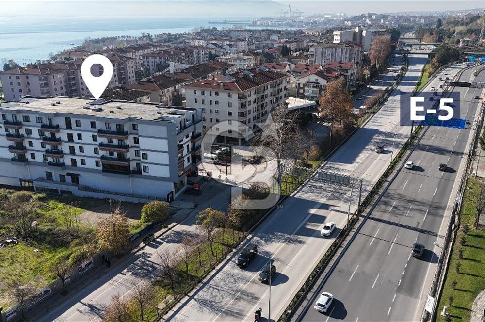 İZMİT PLAJYOLU'NDA E-5 ÜZERİ 686 M² KİRALIK DEPO/ İŞ YERİ