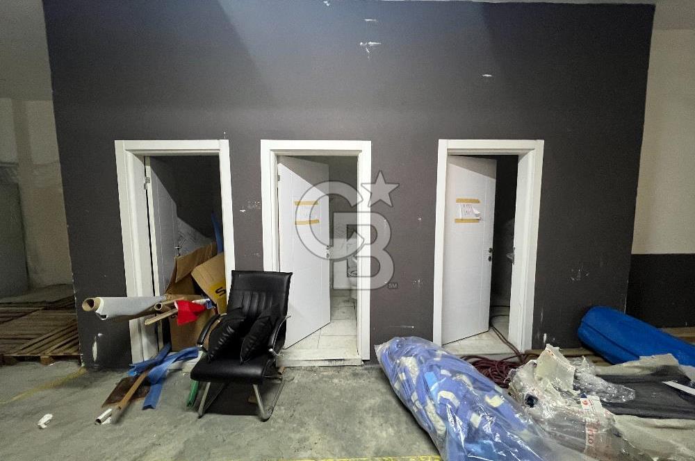 İZMİT PLAJYOLU'NDA E-5 ÜZERİ 686 M² KİRALIK DEPO/ İŞ YERİ