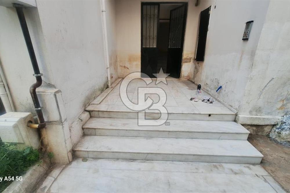 İZMİR YENİFOÇA SATILIK 2+1 DAİRE MERKEZİ KONUMDA