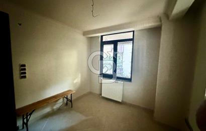 Acıbadem Yaprak sokak 2+1 bahçe katı