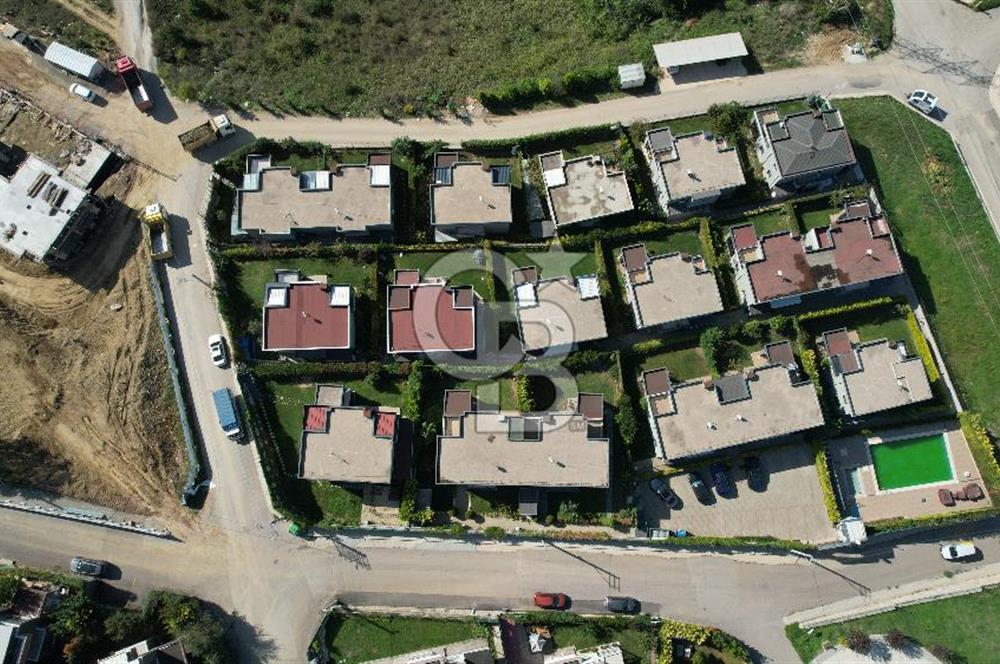 İZMİT TÜYSÜZLER ADONİS SİTESİ SATILIK 4+1 GENİŞ BAHÇELİ VİLLA