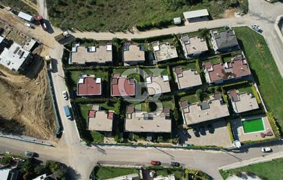 İZMİT TÜYSÜZLER ADONİS SİTESİ SATILIK 4+1 GENİŞ BAHÇELİ VİLLA