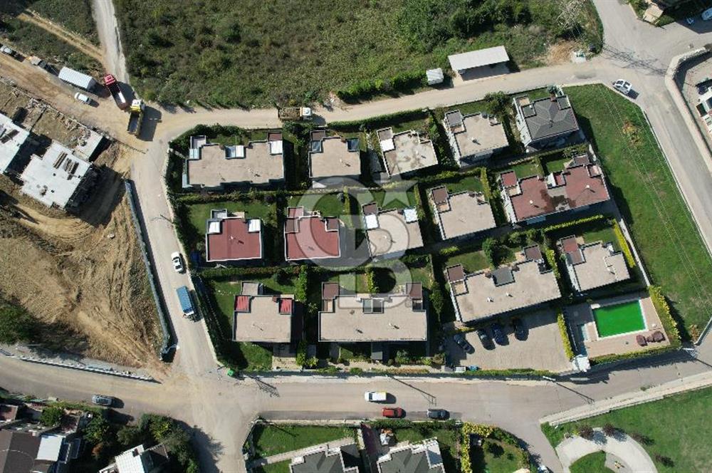 İZMİT TÜYSÜZLER ADONİS SİTESİ SATILIK 4+1 GENİŞ BAHÇELİ VİLLA