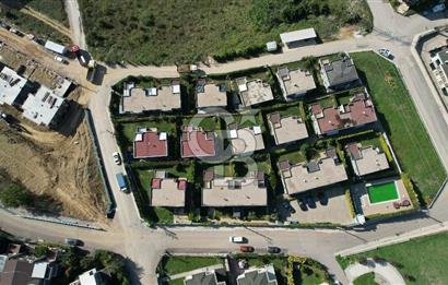 İZMİT TÜYSÜZLER ADONİS SİTESİ SATILIK 4+1 GENİŞ BAHÇELİ VİLLA