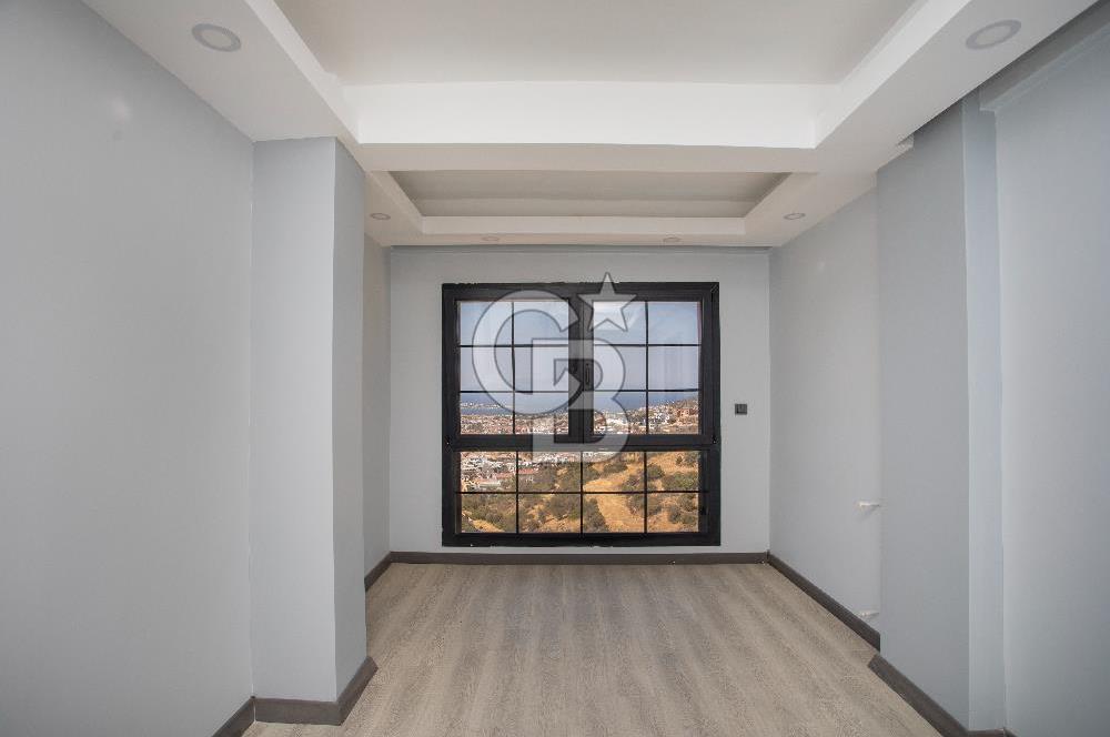 Yenifoça'da Deniz Manzaralı Müstakil Havuzlu 3+1 Tripleks Villa