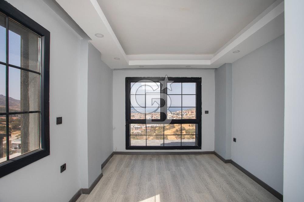 Yenifoça'da Deniz Manzaralı Müstakil Havuzlu 3+1 Tripleks Villa