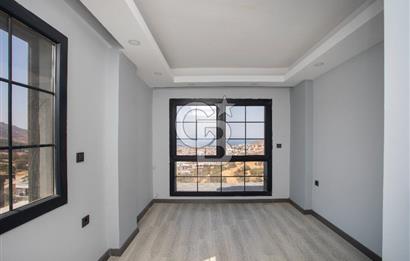 Yenifoça'da Deniz Manzaralı Müstakil Havuzlu 3+1 Tripleks Villa