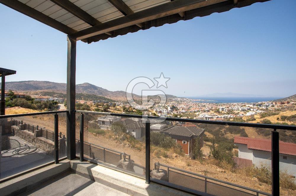 Yenifoça'da Deniz Manzaralı Müstakil Havuzlu 3+1 Tripleks Villa