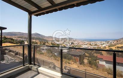 Yenifoça'da Deniz Manzaralı Müstakil Havuzlu 3+1 Tripleks Villa