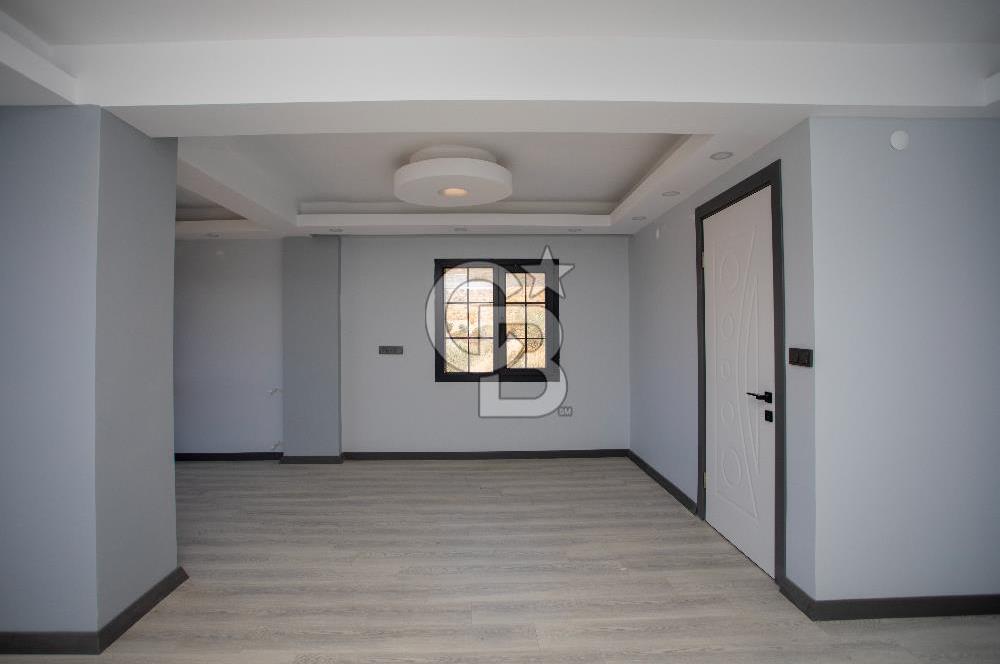 Yenifoça'da Deniz Manzaralı Müstakil Havuzlu 3+1 Tripleks Villa