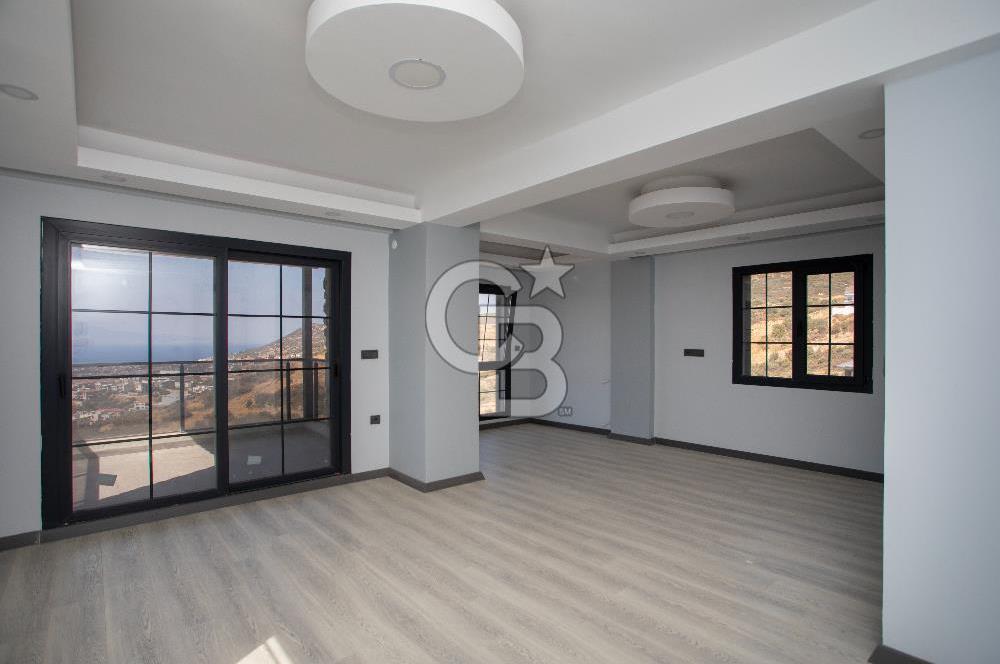 Yenifoça'da Deniz Manzaralı Müstakil Havuzlu 3+1 Tripleks Villa