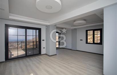 Yenifoça'da Deniz Manzaralı Müstakil Havuzlu 3+1 Tripleks Villa