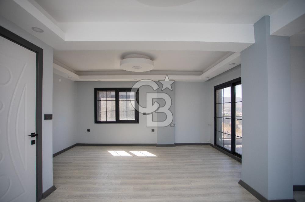 Yenifoça'da Deniz Manzaralı Müstakil Havuzlu 3+1 Tripleks Villa