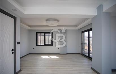 Yenifoça'da Deniz Manzaralı Müstakil Havuzlu 3+1 Tripleks Villa