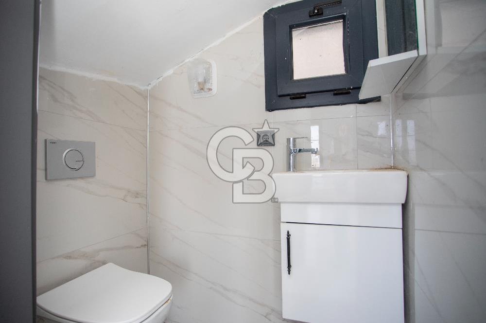 Yenifoça'da Deniz Manzaralı Müstakil Havuzlu 3+1 Tripleks Villa