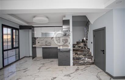 Yenifoça'da Deniz Manzaralı Müstakil Havuzlu 3+1 Tripleks Villa