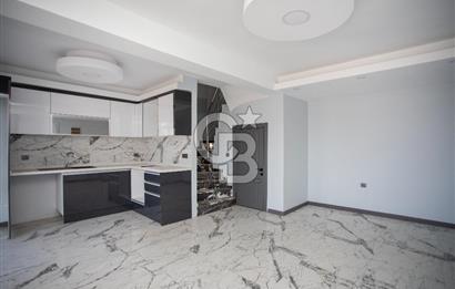 Yenifoça'da Deniz Manzaralı Müstakil Havuzlu 3+1 Tripleks Villa