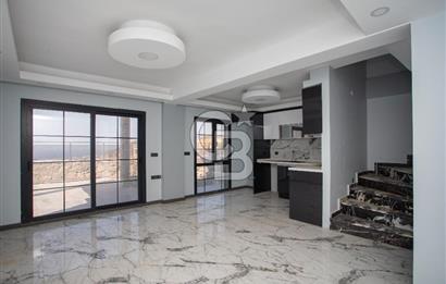 Yenifoça'da Deniz Manzaralı Müstakil Havuzlu 3+1 Tripleks Villa