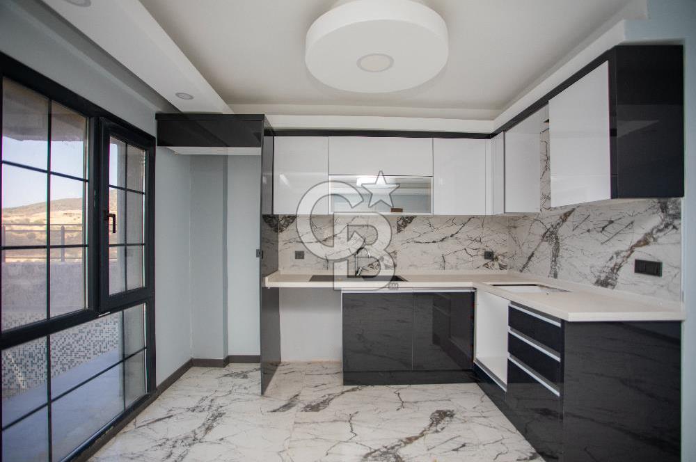 Yenifoça'da Deniz Manzaralı Müstakil Havuzlu 3+1 Tripleks Villa