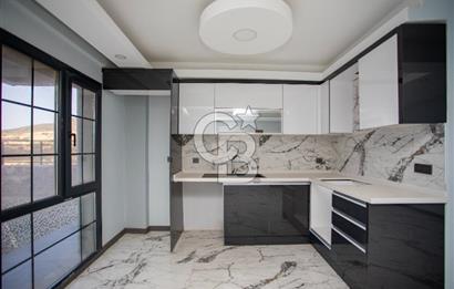 Yenifoça'da Deniz Manzaralı Müstakil Havuzlu 3+1 Tripleks Villa