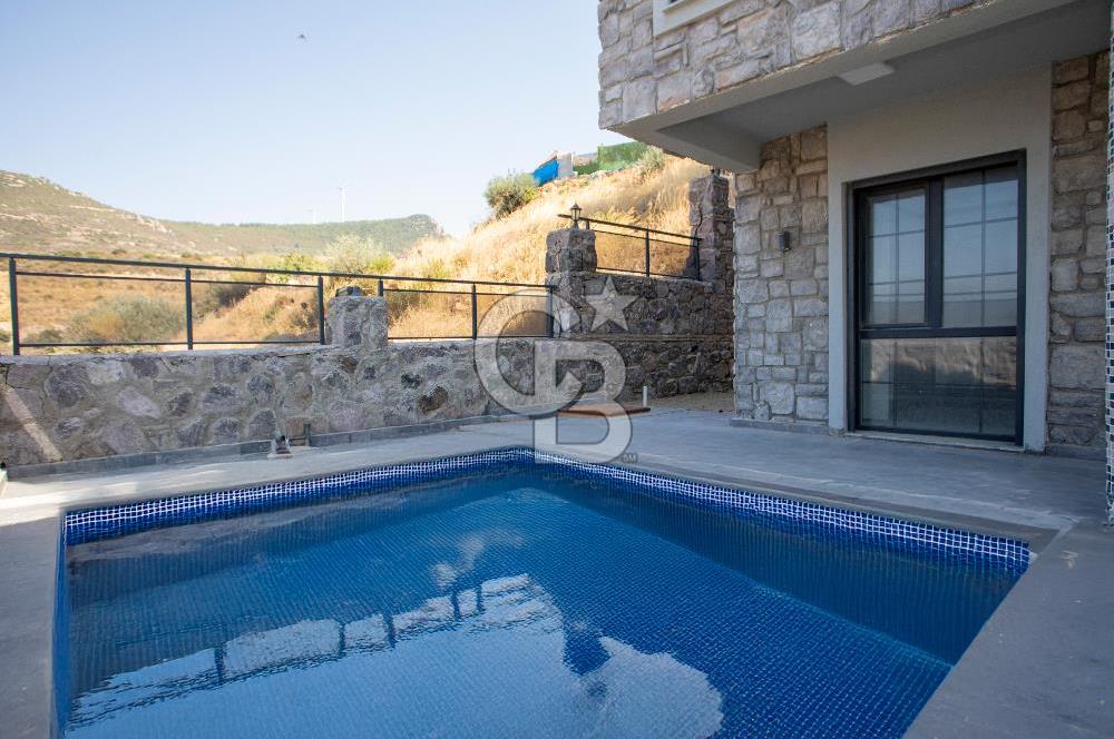 Yenifoça'da Deniz Manzaralı Müstakil Havuzlu 3+1 Tripleks Villa