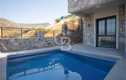 Yenifoça'da Deniz Manzaralı Müstakil Havuzlu 3+1 Tripleks Villa