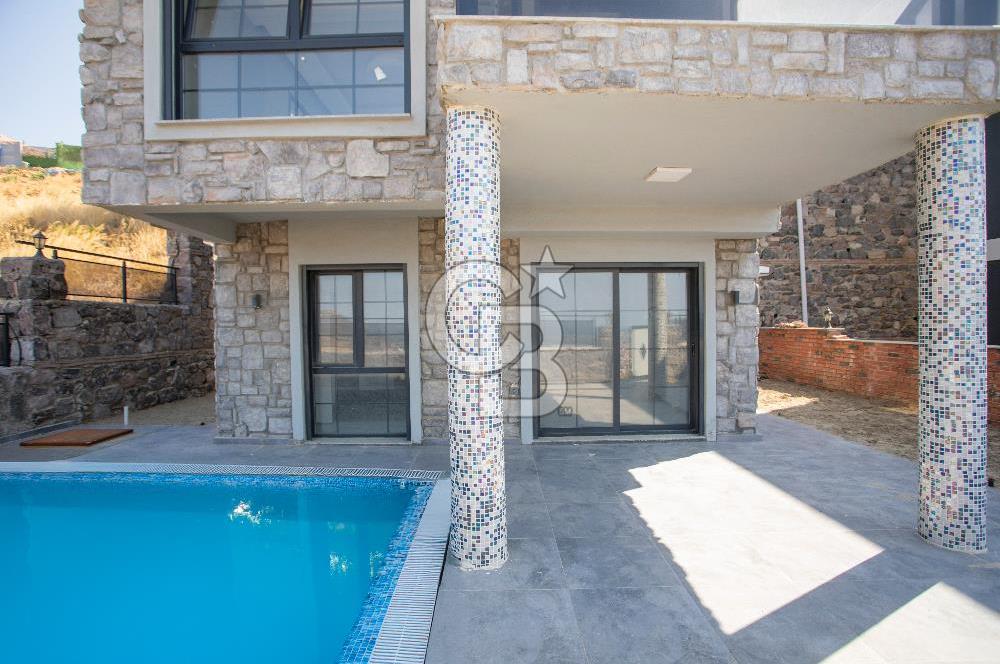 Yenifoça'da Deniz Manzaralı Müstakil Havuzlu 3+1 Tripleks Villa