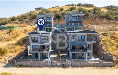 Yenifoça'da Deniz Manzaralı Müstakil Havuzlu 3+1 Tripleks Villa