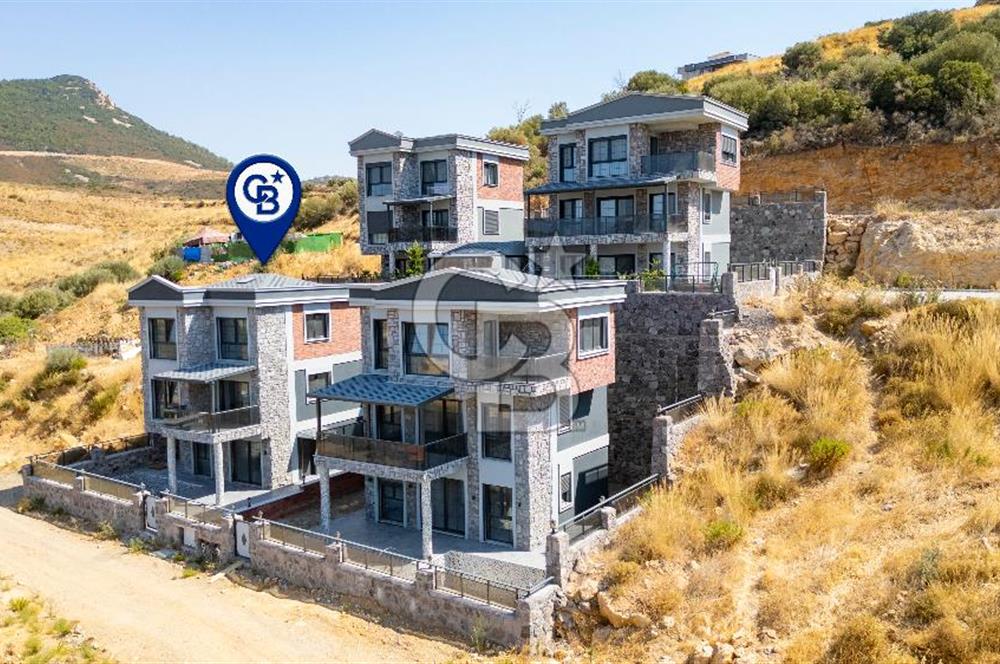 Yenifoça'da Deniz Manzaralı Müstakil Havuzlu 3+1 Tripleks Villa