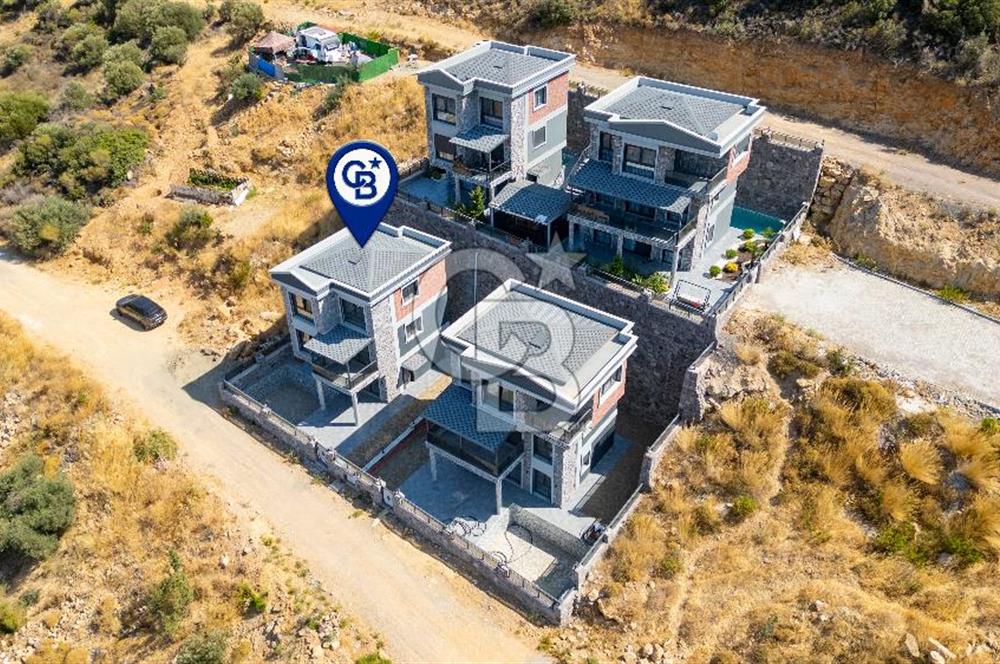 Yenifoça'da Deniz Manzaralı Müstakil Havuzlu 3+1 Tripleks Villa